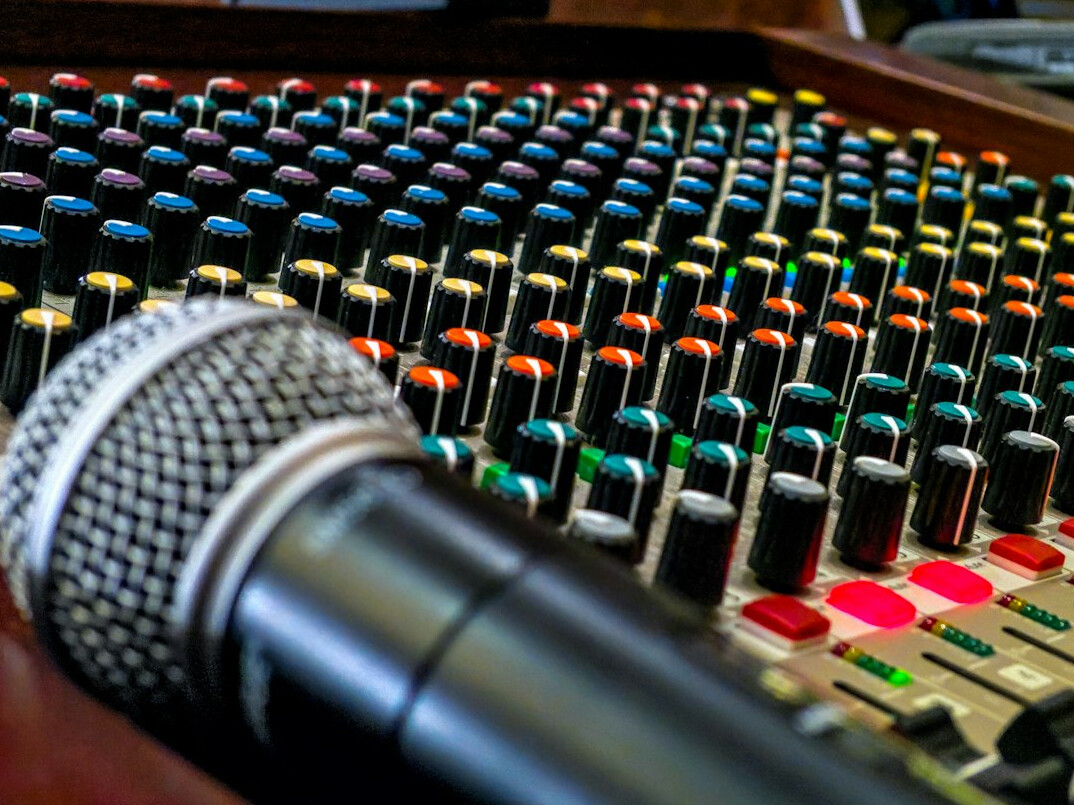 sound mixing console